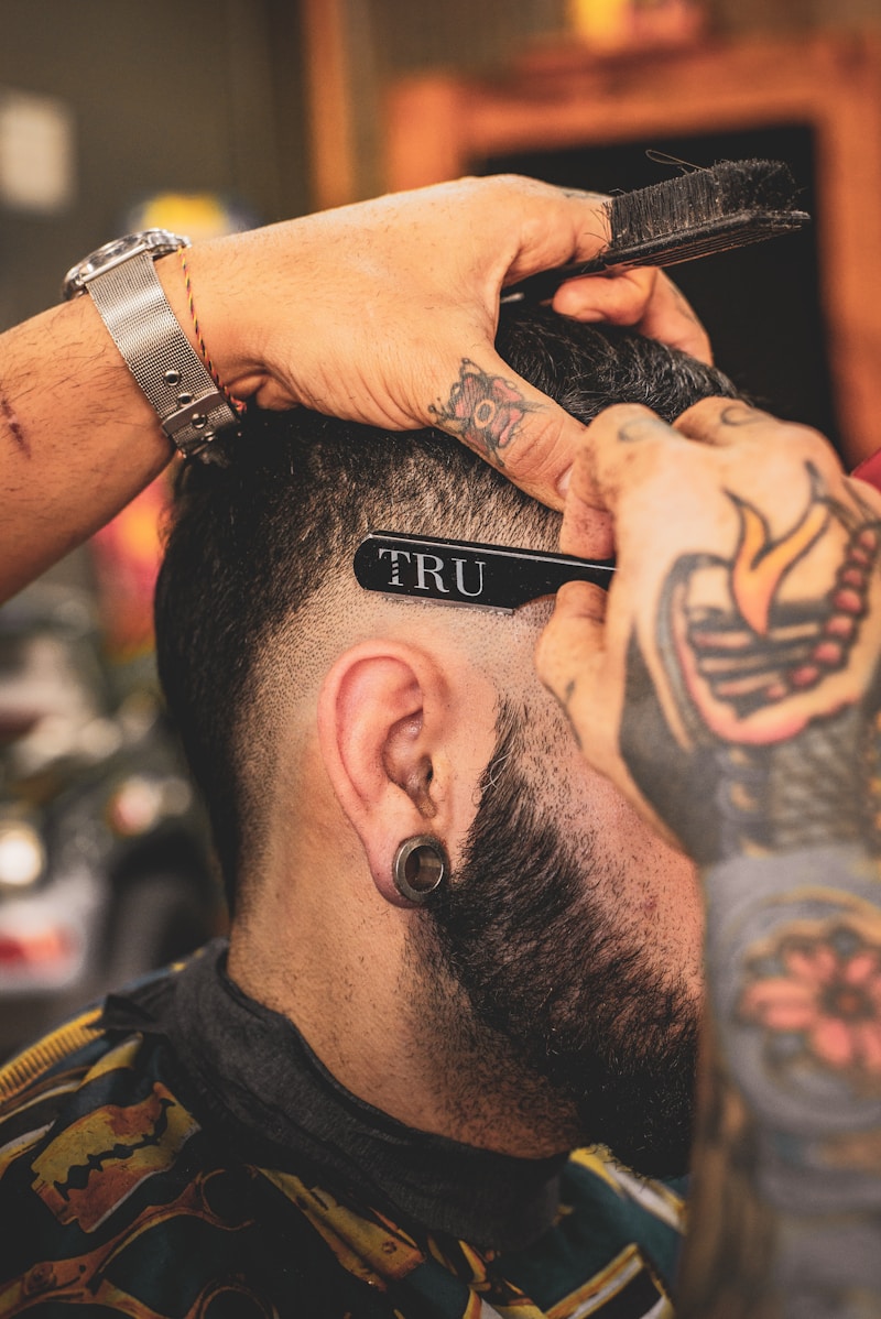 Interior de barbería moderna en CDMX con barbero profesional trabajando