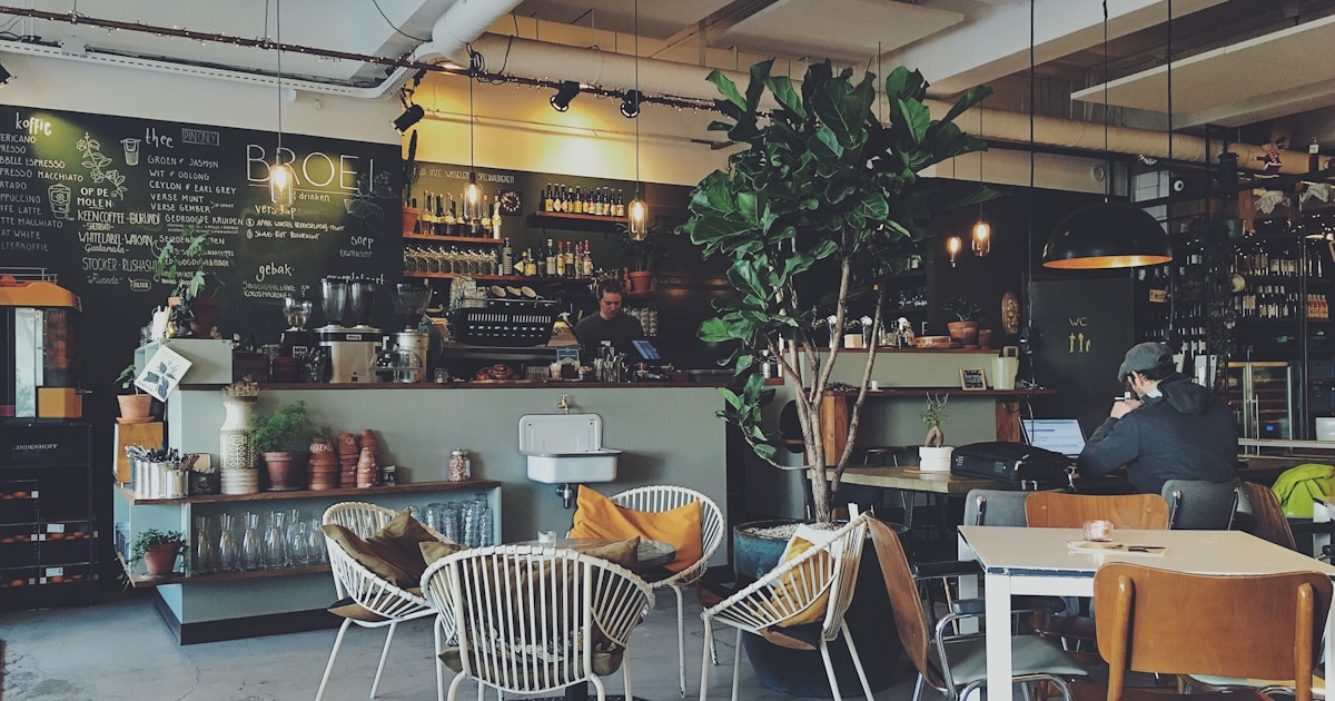 Interior de cafeteria moderna con barista profesional