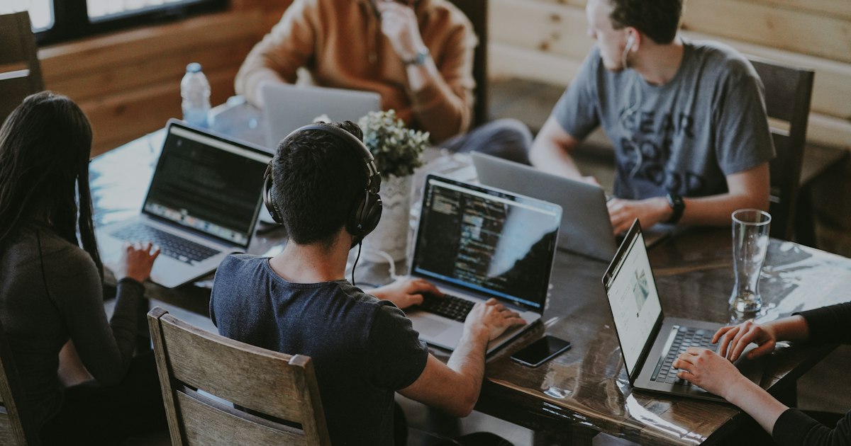 Equipo de trabajo revisando el avance de ventas en una mesa