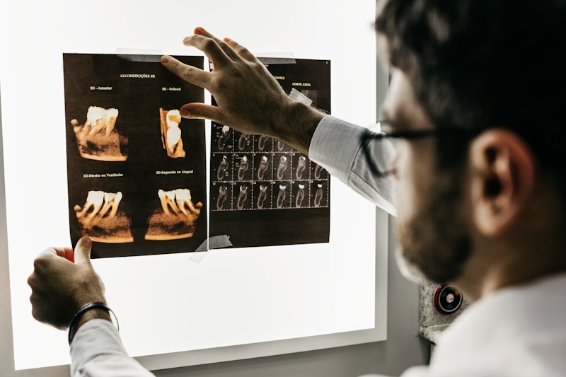 Dentista atendiendo a paciente en clínica dental moderna en CDMX
