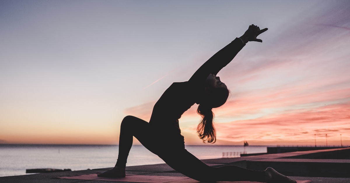 Persona practicando yoga en estudio con luz natural en CDMX
