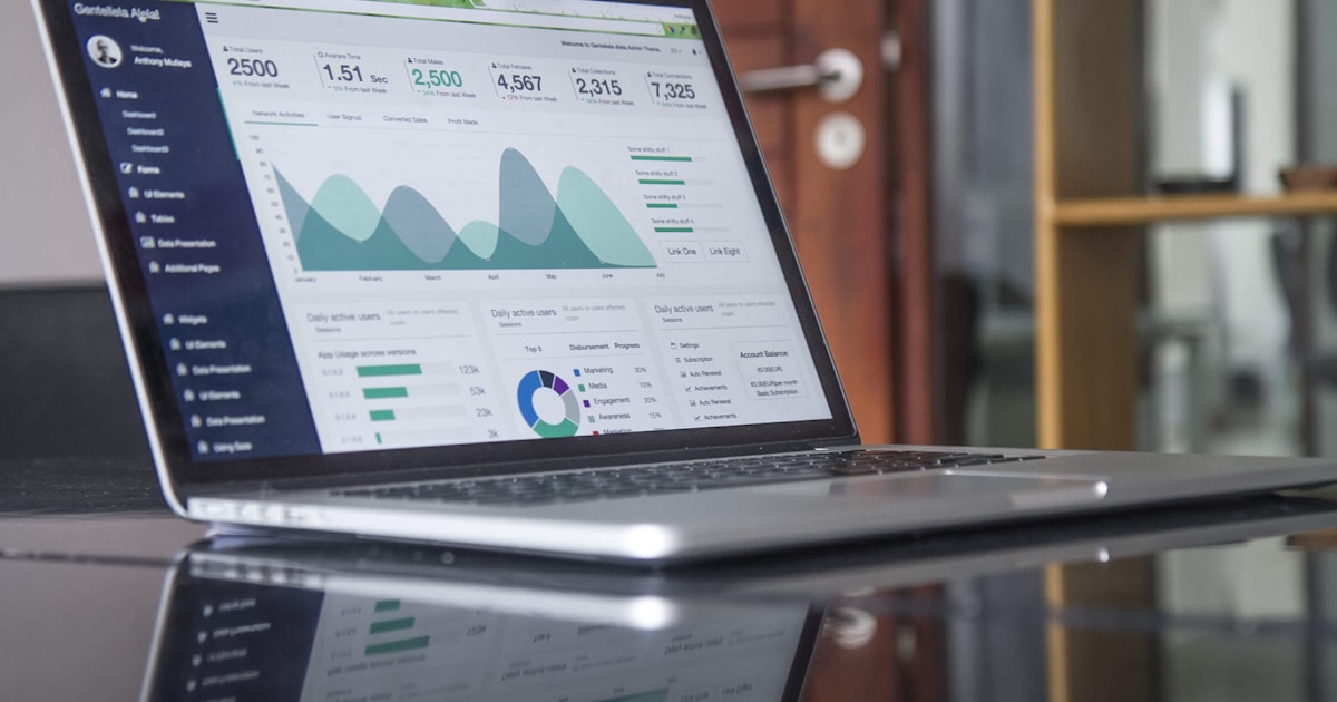 Persona analizando datos de precios de páginas web en laptop