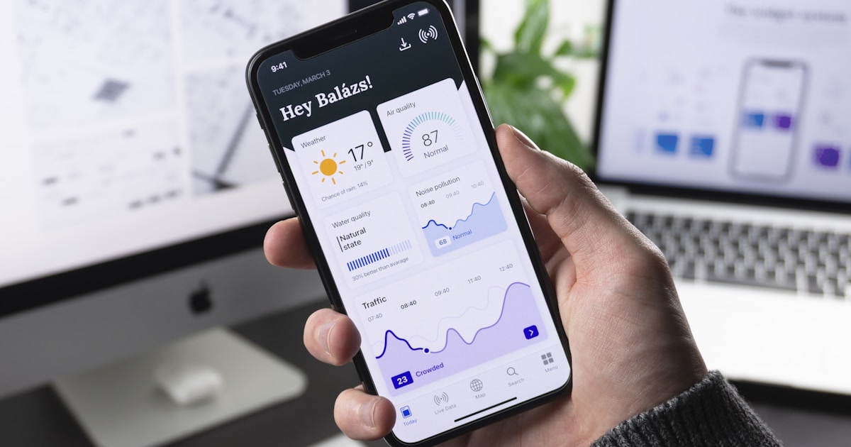 Persona comparando diferentes opciones digitales para su negocio