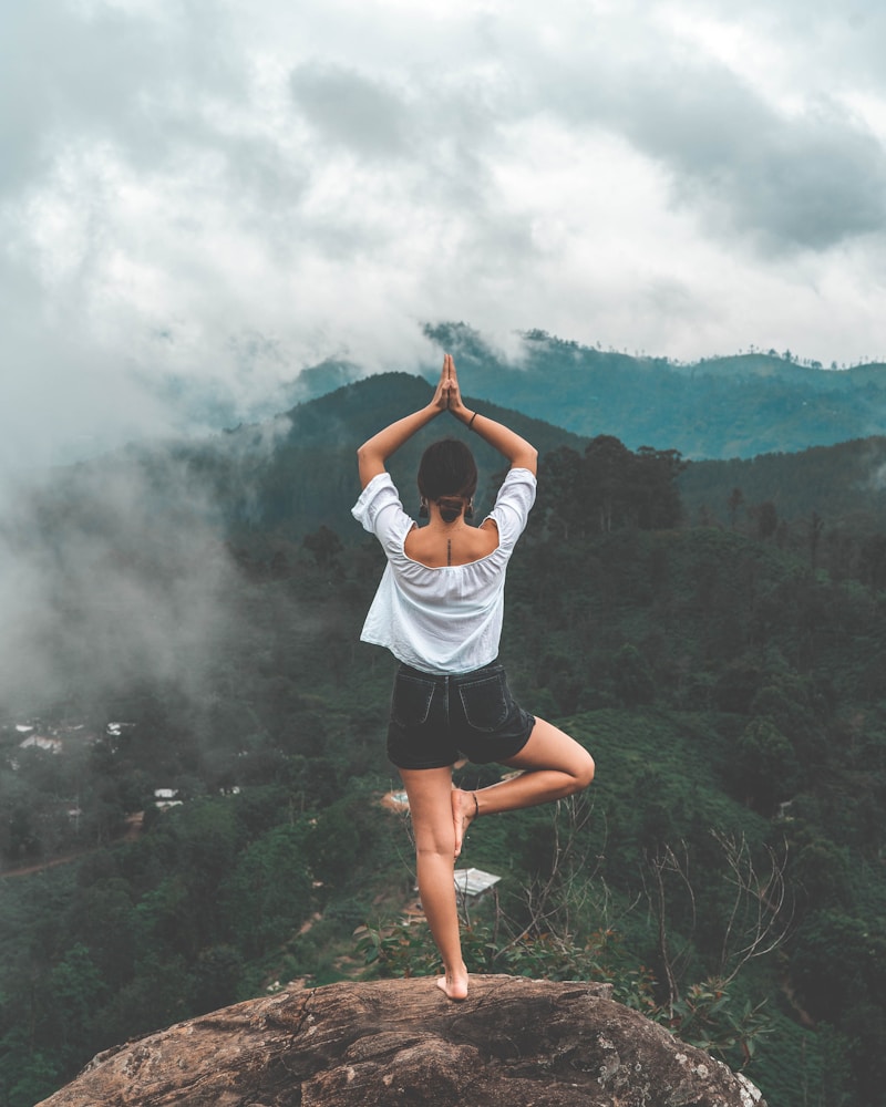 Grupo de personas practicando yoga en estudio iluminado naturalmente en CDMX